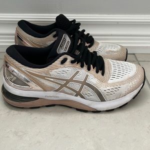 Ladies Asics Gel Nimbus 21 Running Shoe (size 8)
